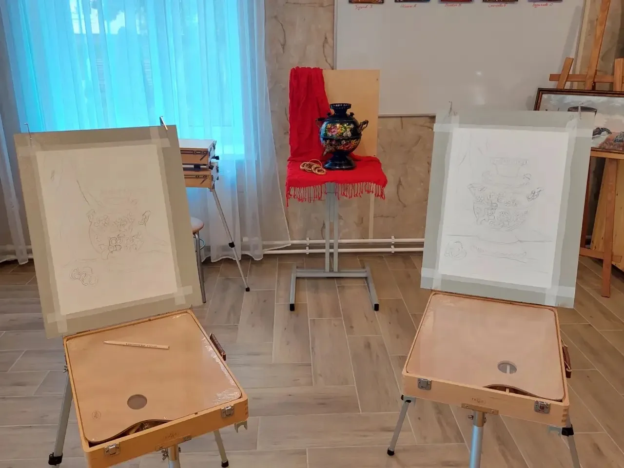 Заглянем в «Арт-Артель»!Подопечные начали писать натюрморт с самоваром, тестируя наши н...