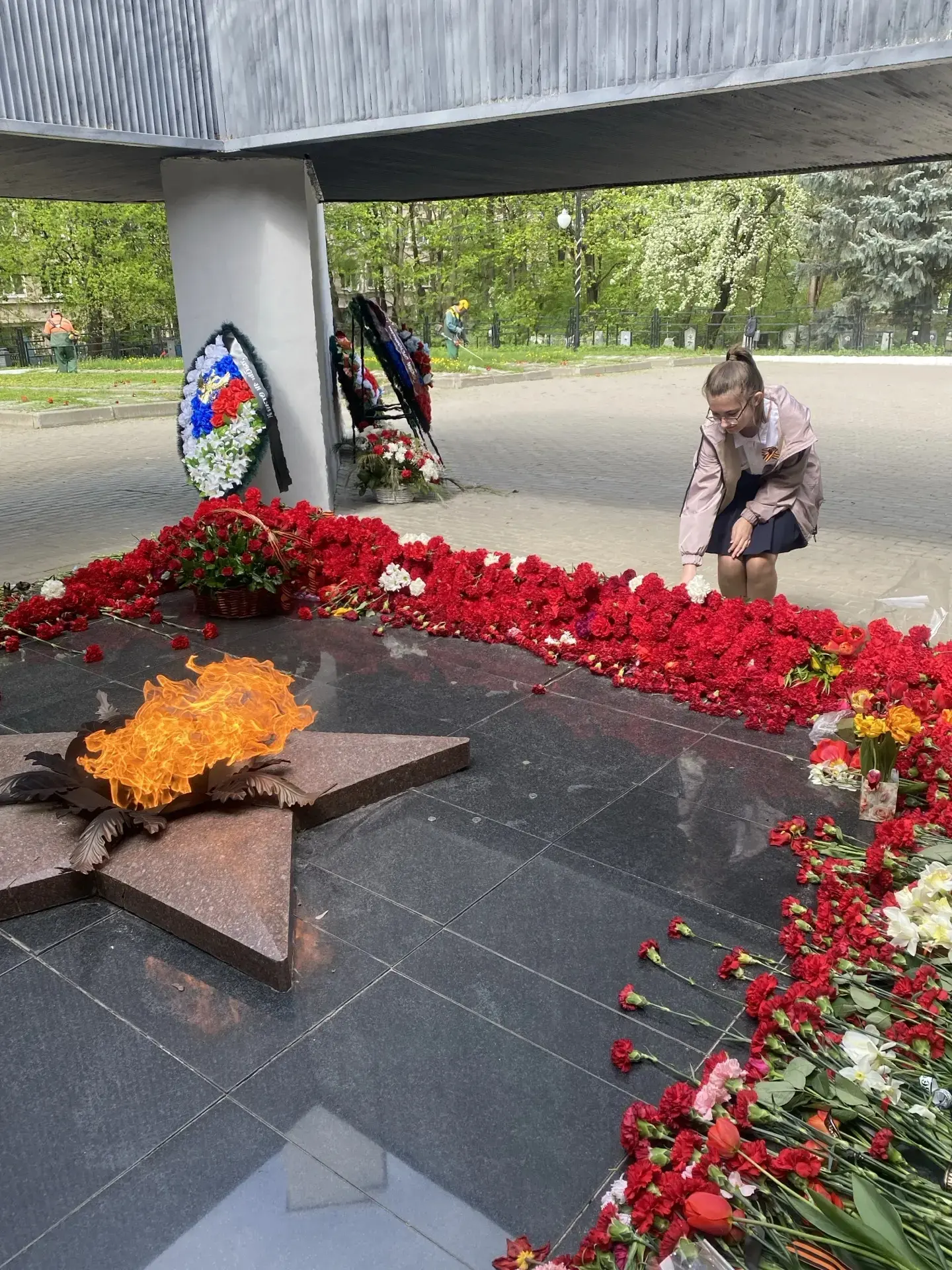 Сегодня ученики 7 В класса вместе с классным руководителем Е.А. Немановой возложили цветы к Вечному 