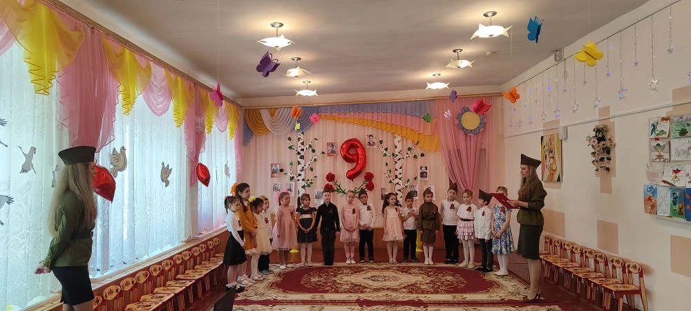 7 мая воспитанники подготовительной к школе группы в торжественной обстановке отметили ...