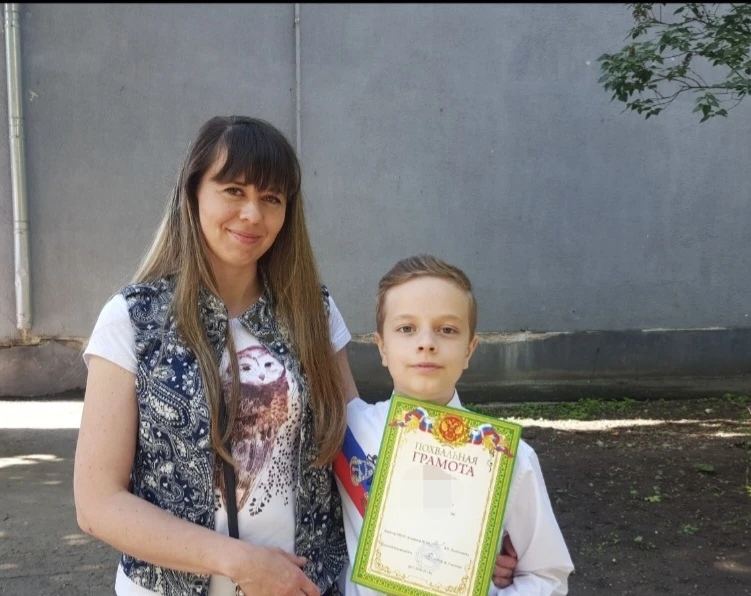 Сейчас смотрела фото с выпускного 4 класса своего старшего сына, 8 лет назад.