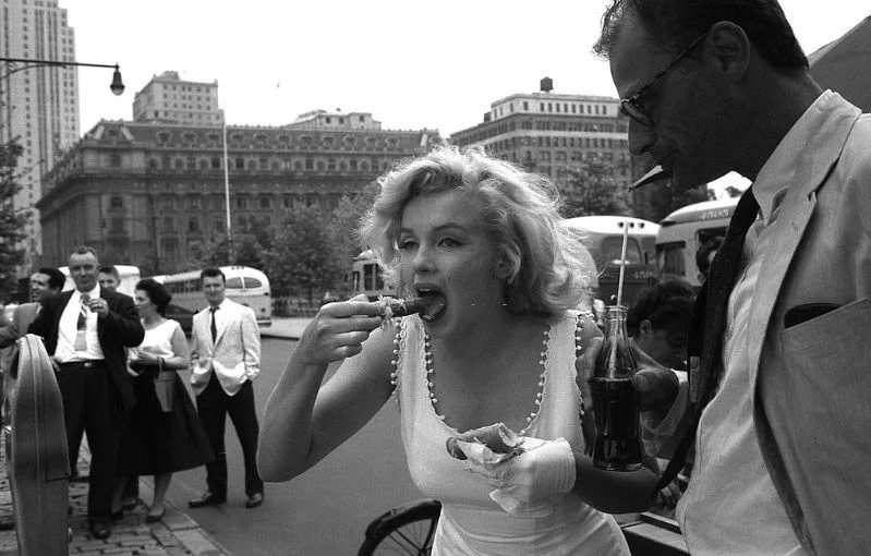 Эти фотокарточки были сделанные в 1957 году, которые запечатлели секс-символ прошлого в...