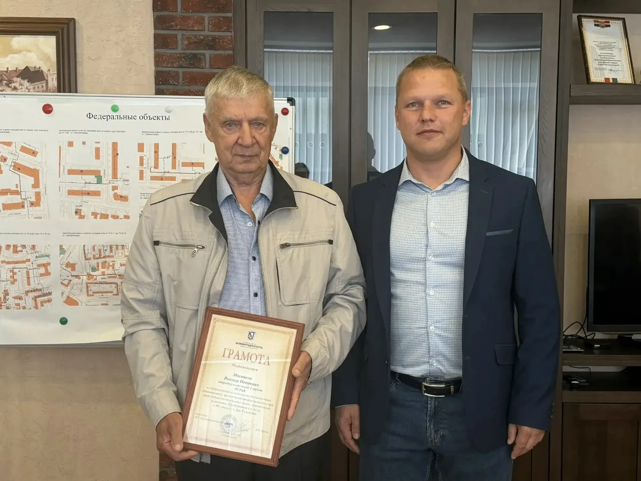 С 80-летием поздравили оператора котельной 4 группы ПСРиК Виктора Петровича Мясникова 🎂