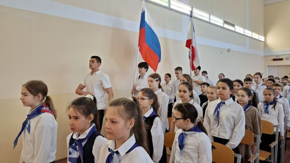 🇷🇺 Утро понедельника: торжественность, гимн и заслуженные награды!

🇷🇺Сегодняшняя учебная неделя