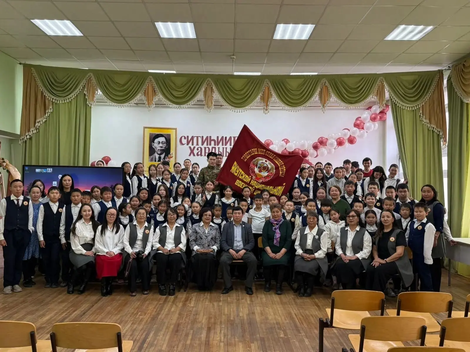 🚩Байыаннай оскуола знамятын куопуйата – Тааттаҕа  Былатыан Ойуунускай тэрийбит бастакы саха национал