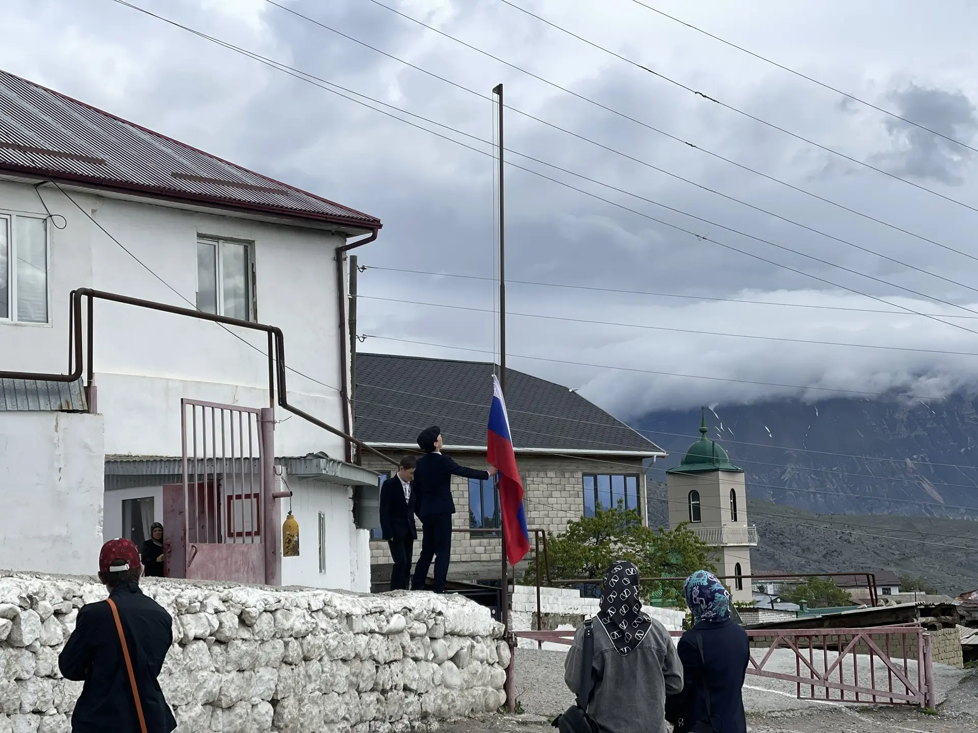 Новая учебная неделя в нашей школе началась традиционно: с поднятия флагов и исполнения...