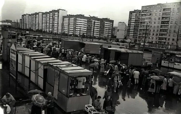 🛍 Торговля у станции метро «Озерки». Петербург, 1993 год.