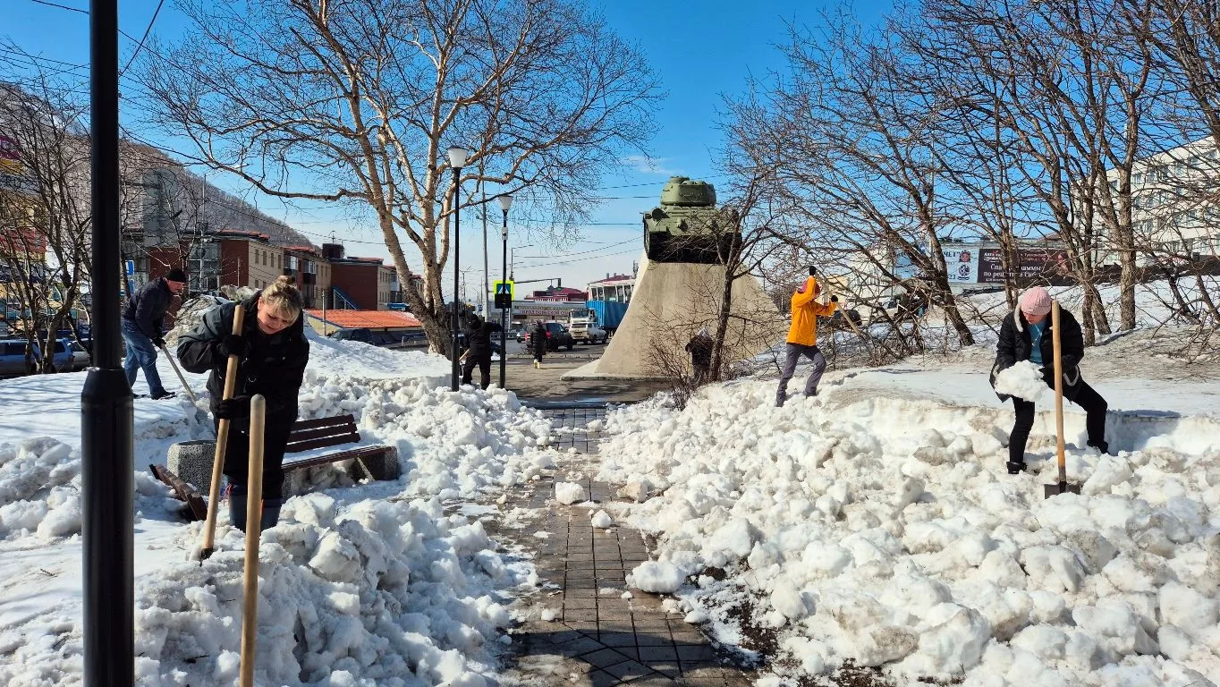 Сегодня в Петропавловске-Камчатском прошел очередной субботник. Основные работы по уборке сосредоточ
