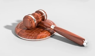 ⚖ В Приамурье прокуратура отстояла право ребенка‑инвалида на свободный доступ в многоквартирный дом 