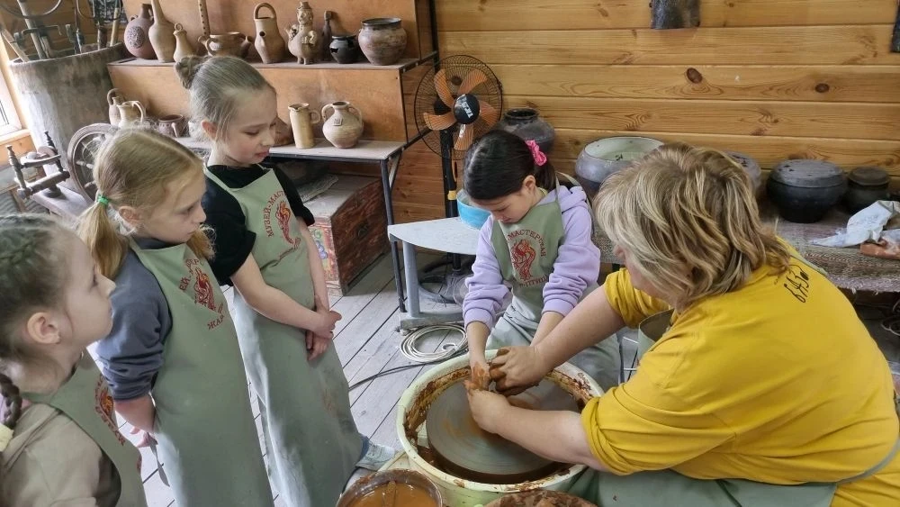 ЭКСКУРСИЯ В ГОНЧАРНУЮ МАСТЕРСКУЮ🌟   🤗 В выходной день ученики 2 «Б» класса  вместе со своим классным