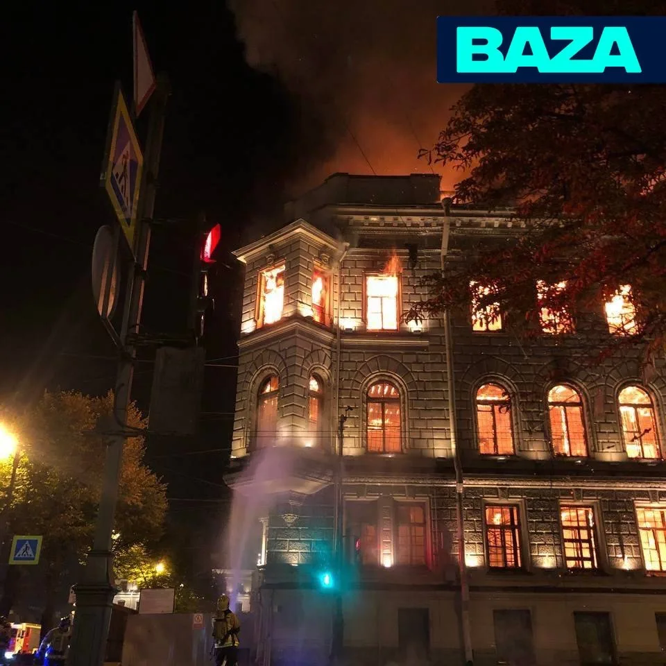 Мощный пожар разгорелся в особняке Миллера в Петербурге — здание полыхает прямо через д...