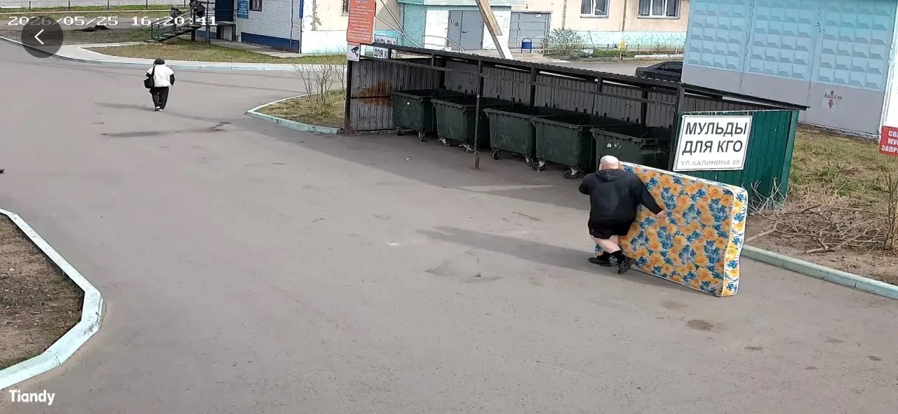 На контейнерной площадке Циолковского, 51 зафиксирован факт нарушения правил обращения ...