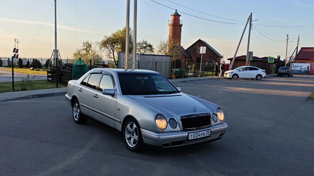 Продам /обменяю  Mercedes Benz W210 объём 2.4 1999года на полном бодром ходу по мотору ...