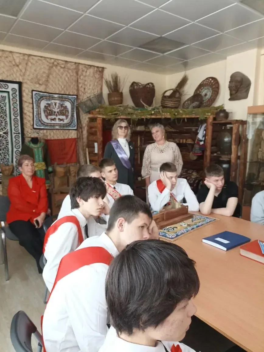 📜 Связь поколений и школ: к нам в гости на Праздник последнего звонка!
