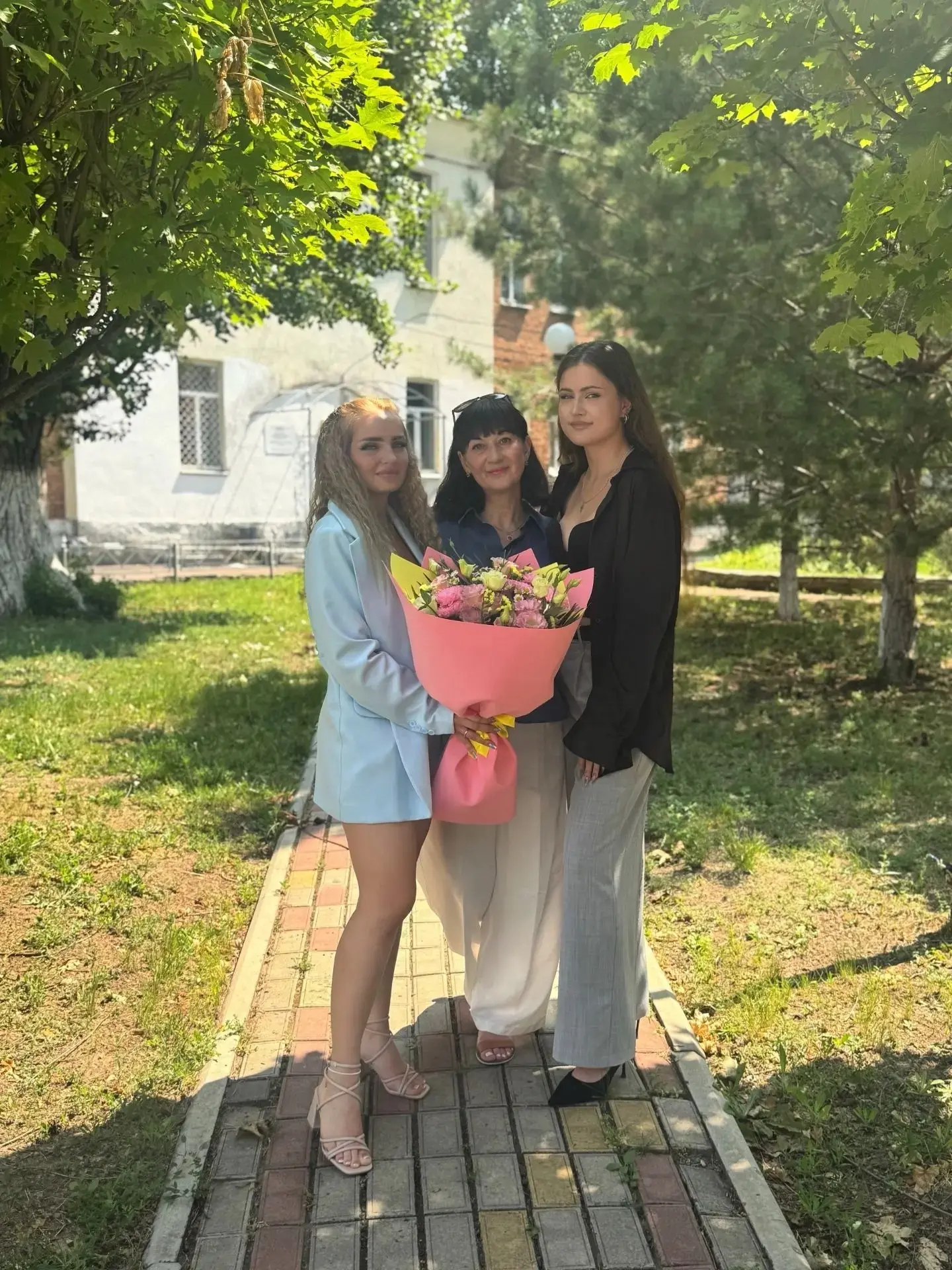 Сегодня радостный и волнительный день для выпускников группы 2.10, годы учёбы остались позади, в рук