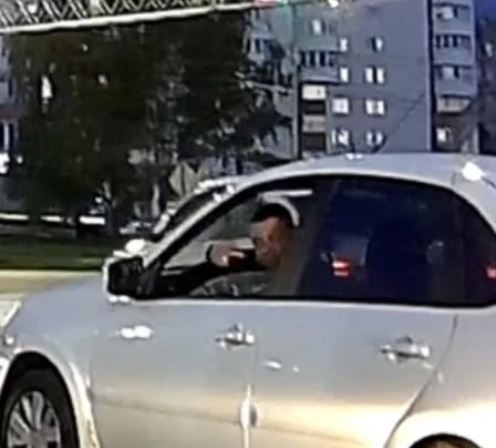Показал средний палец женщине на оке, за то что та ему бикнула за нарушение пдд)))
мужик!

Видео: ht