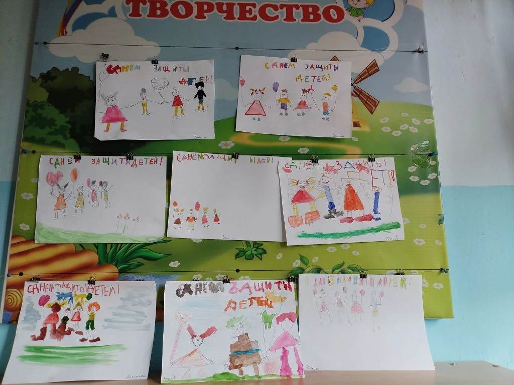 Сегодня в небе солнышко смеётся,