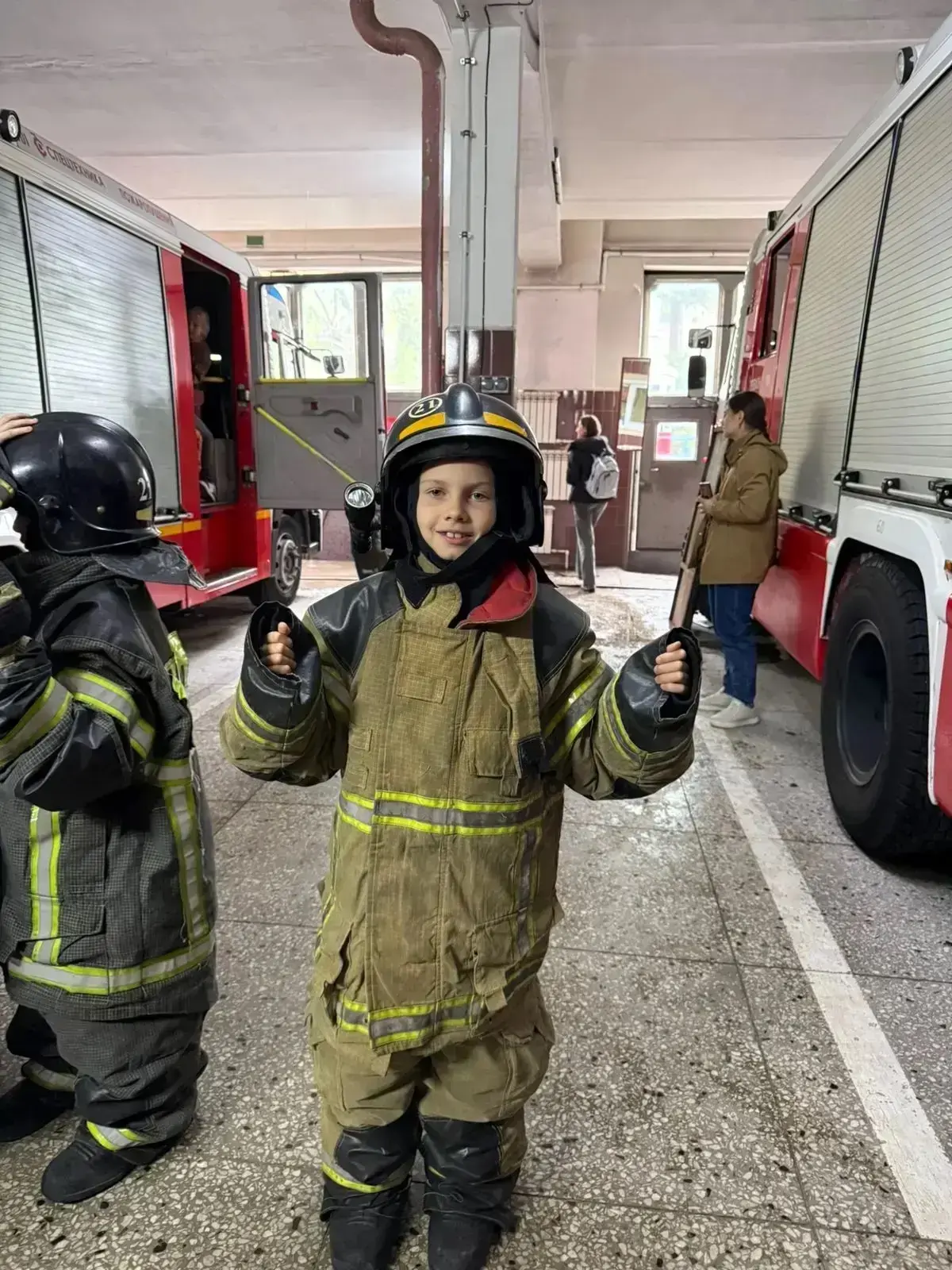 Пожарные, техника и боевая форма: как 2А класс «тушил» пожар 🔥👩‍🚒  В преддверии летних каникул, 25 м