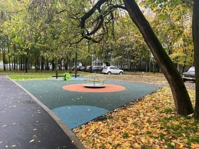 🌳 Во дворе на Ярославском шоссе обновили площадку
