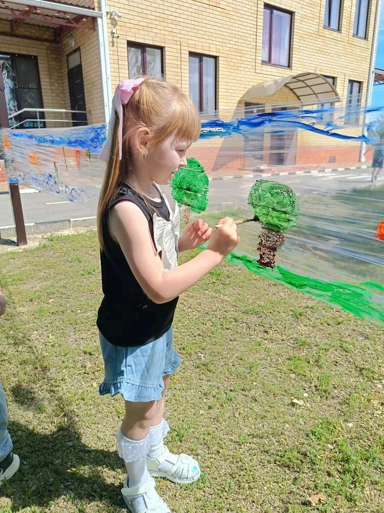 ☀️ ЛЕТО НАСТАЛО! И оно началось с творчества! 🎨

Наши юные художники сегодня экспериментировали: ри