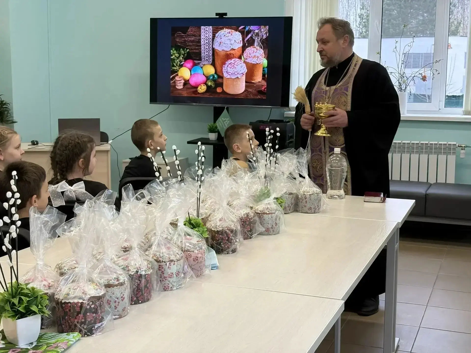 ✨Значение и традиции Пасхи ⁣ 🏡В Семейном МФЦ СОГБУ ДЦ СПСиД "Солнышко" прошла особенная встреча, пос