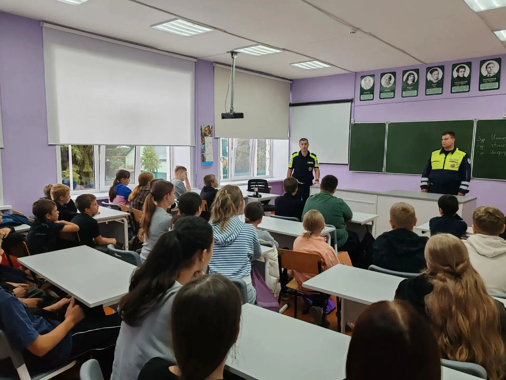 В рамках акции "Внимание, дети" в нашей школе прошла встреча обучающихся со старшим инс...