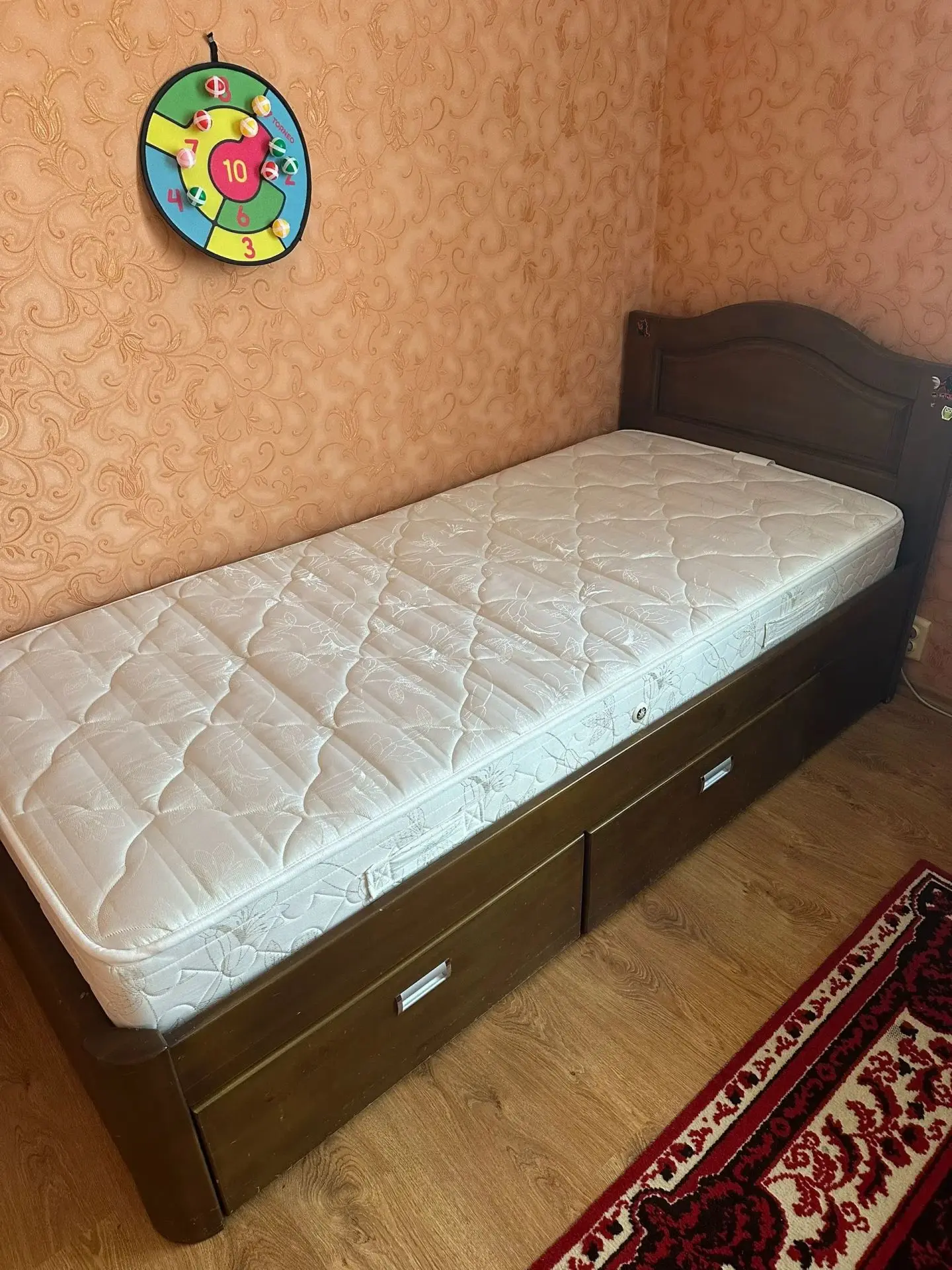 Продам кровать из массива дерева с выдвижными ящиками в хорошем состоянии, с матрасом. ...