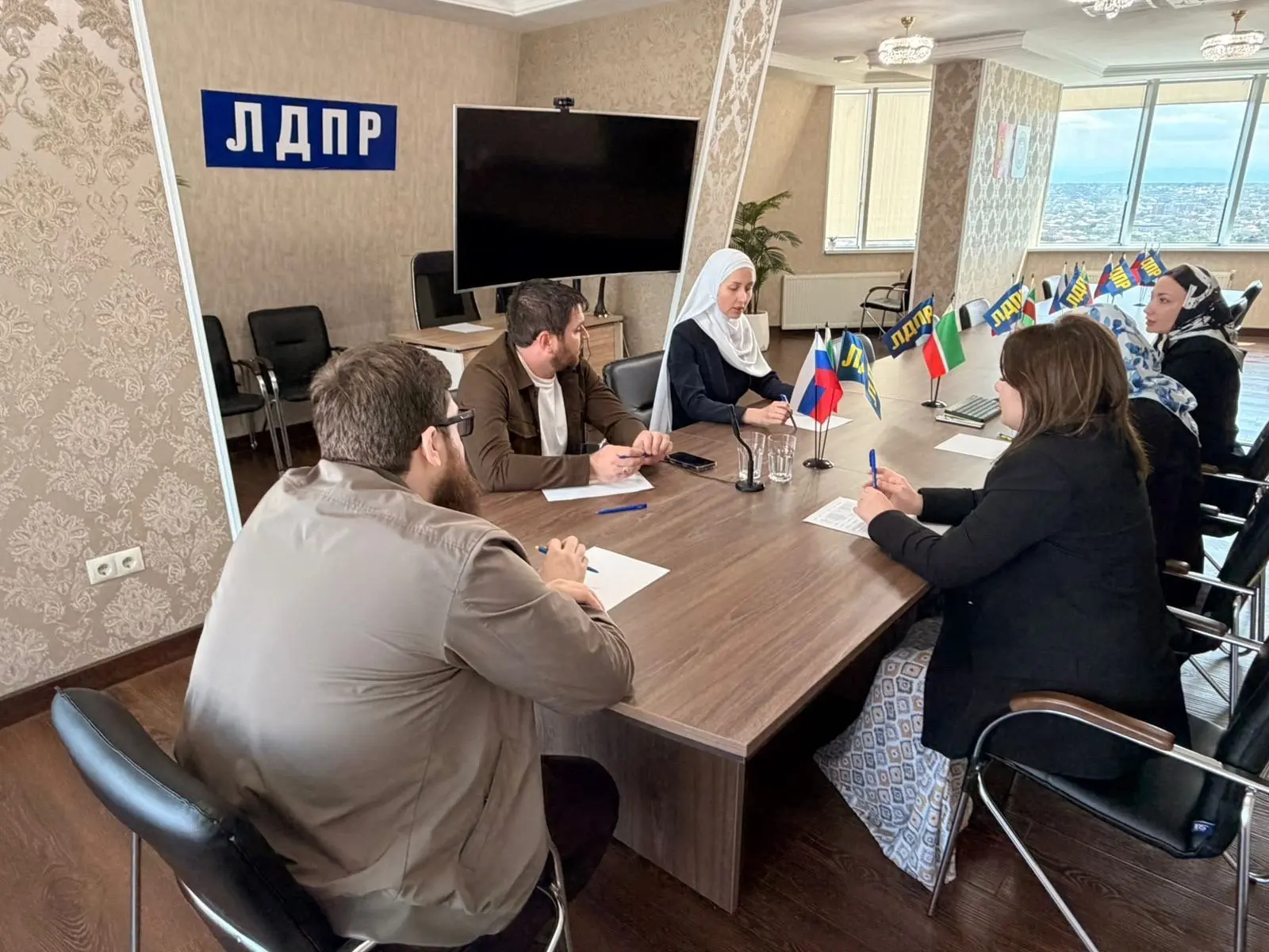 🗣️ Круглый стол в ЧРО ЛДПР: как остановить рост закредитованности россиян?