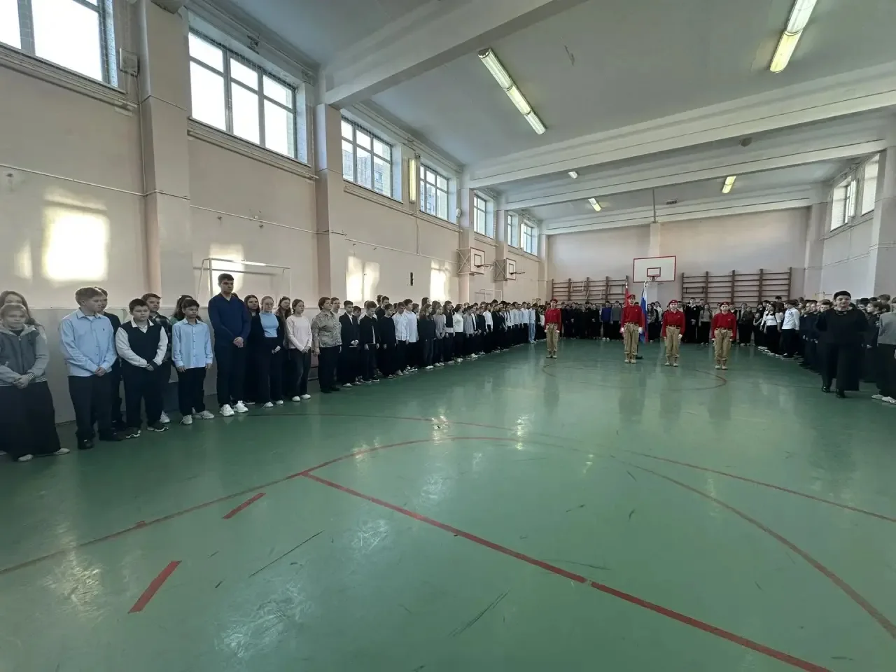 📌В МОУ «Глебовская СОШ» утро для школьников началось традиционно с торжественной линейки , церемонии