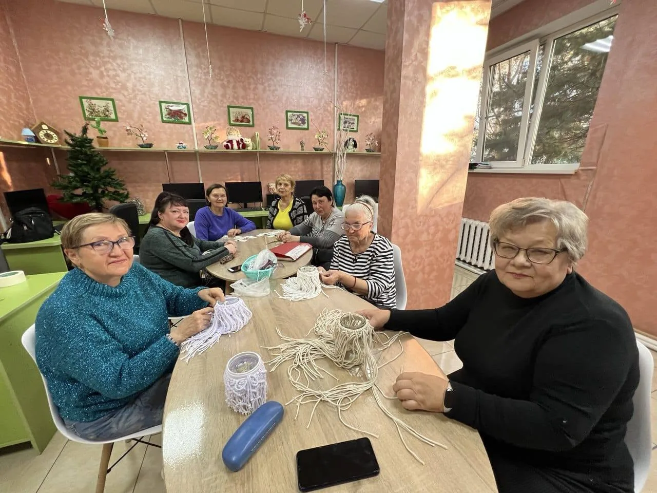 Творческое вдохновение: Занятие по макраме в клубе «Ровесник» 
⁣
В нашем клубе «Ровесник» состоялось