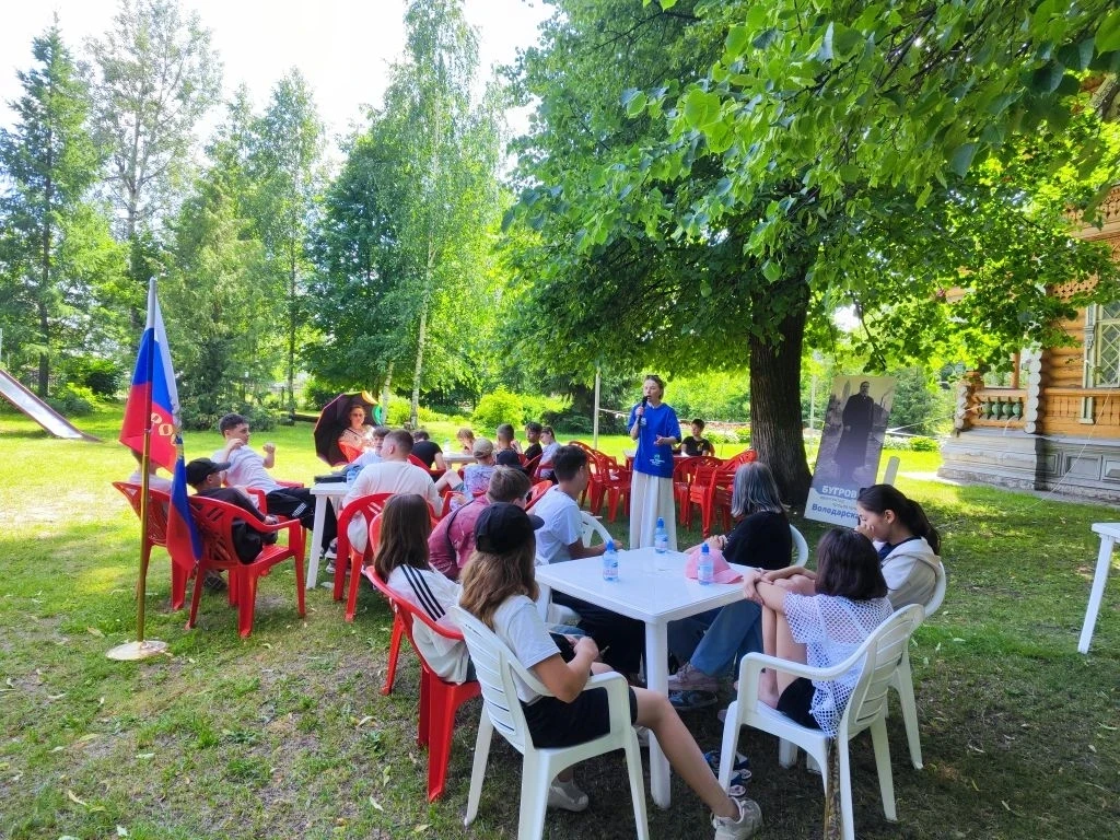 🇷🇺 В преддверии Дня города Володарска прошёл квиз «Бугров бы одобрил» и творческий мастер-класс

1