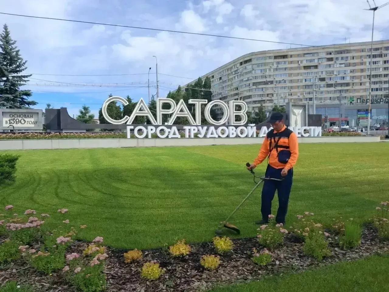 🌱Поддерживаем порядок наших улиц

🧹 Сотрудники МБУ «Служба благоустройства Волжского района» прово