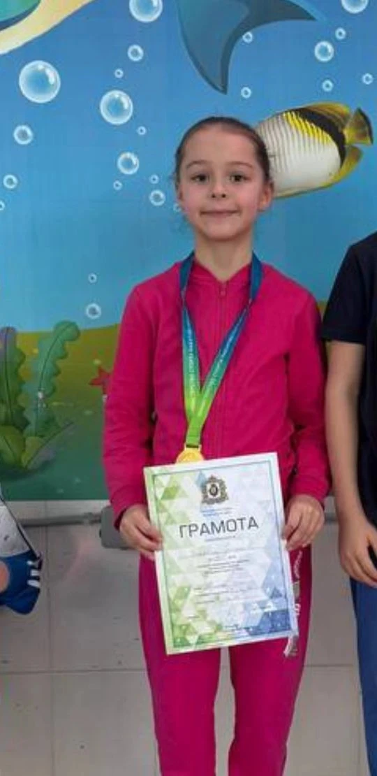 Ткачева Алиса, ученица 2 класса Г участвовала в краевых соревнованиях по плаванию "Детская лига плав