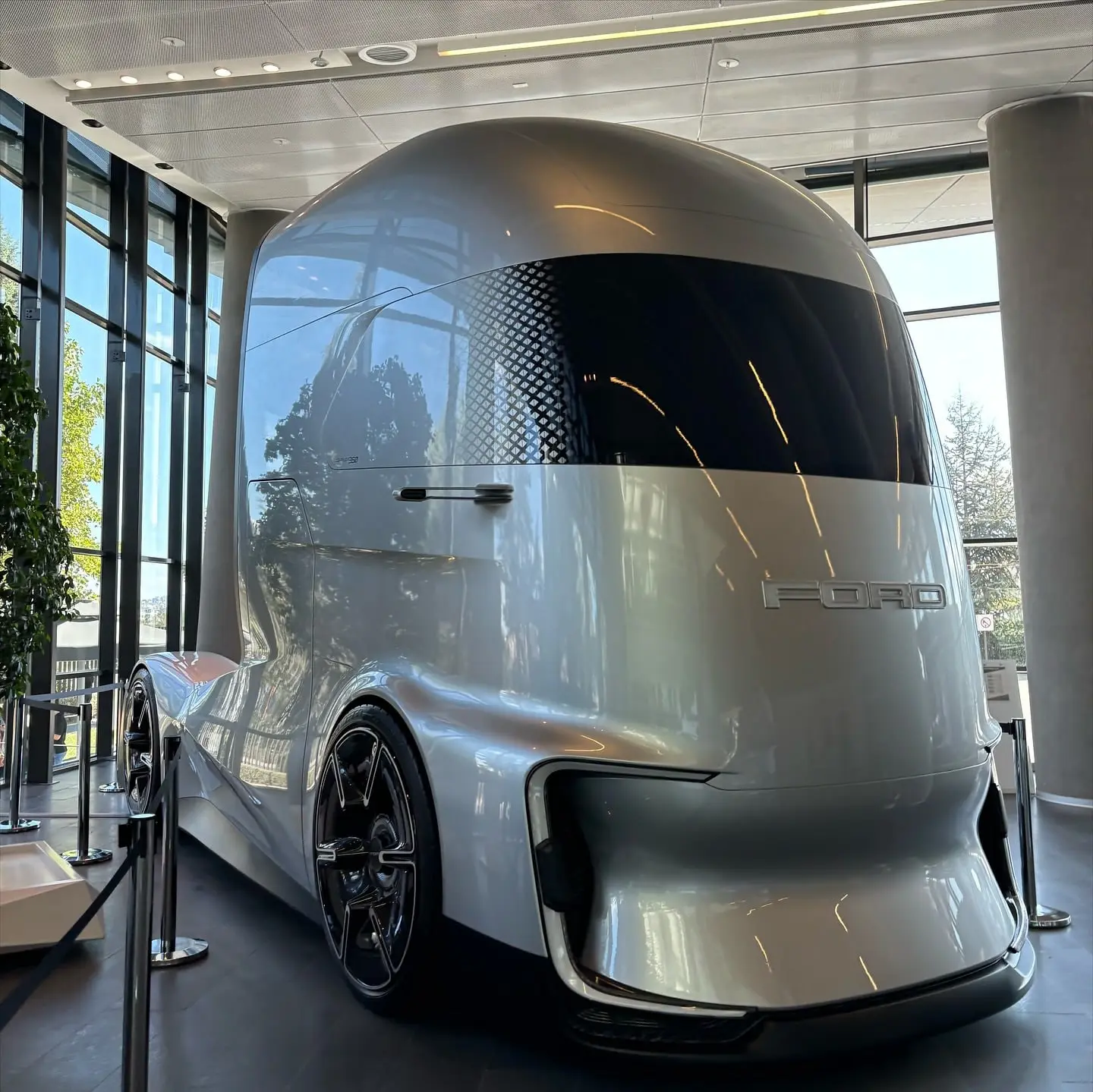 Ford F-Vision остался выставочным будущим

Ford F-Vision показали в 2018 году в Ганновере. Это был э