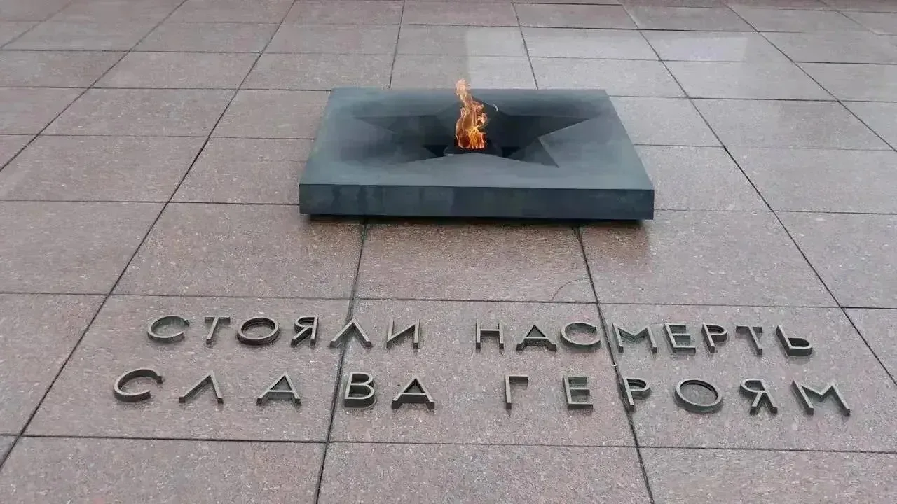 🕯 Цветы у Вечного огня в Брестской крепости — от петербургской делегации