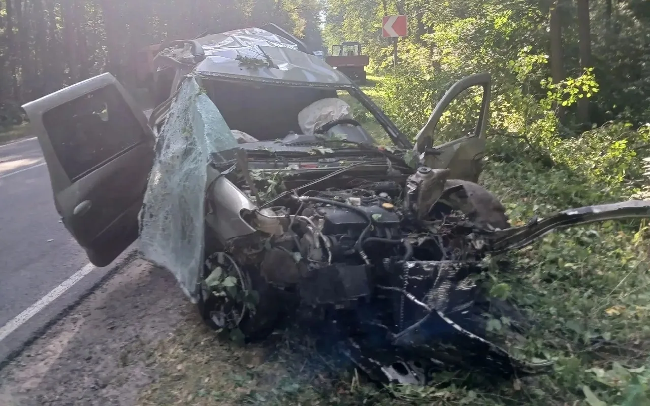 🚙 В Бобровском районе 33-летняя женщина за рулем и 35-летний пассажир автомобиля Lada ...