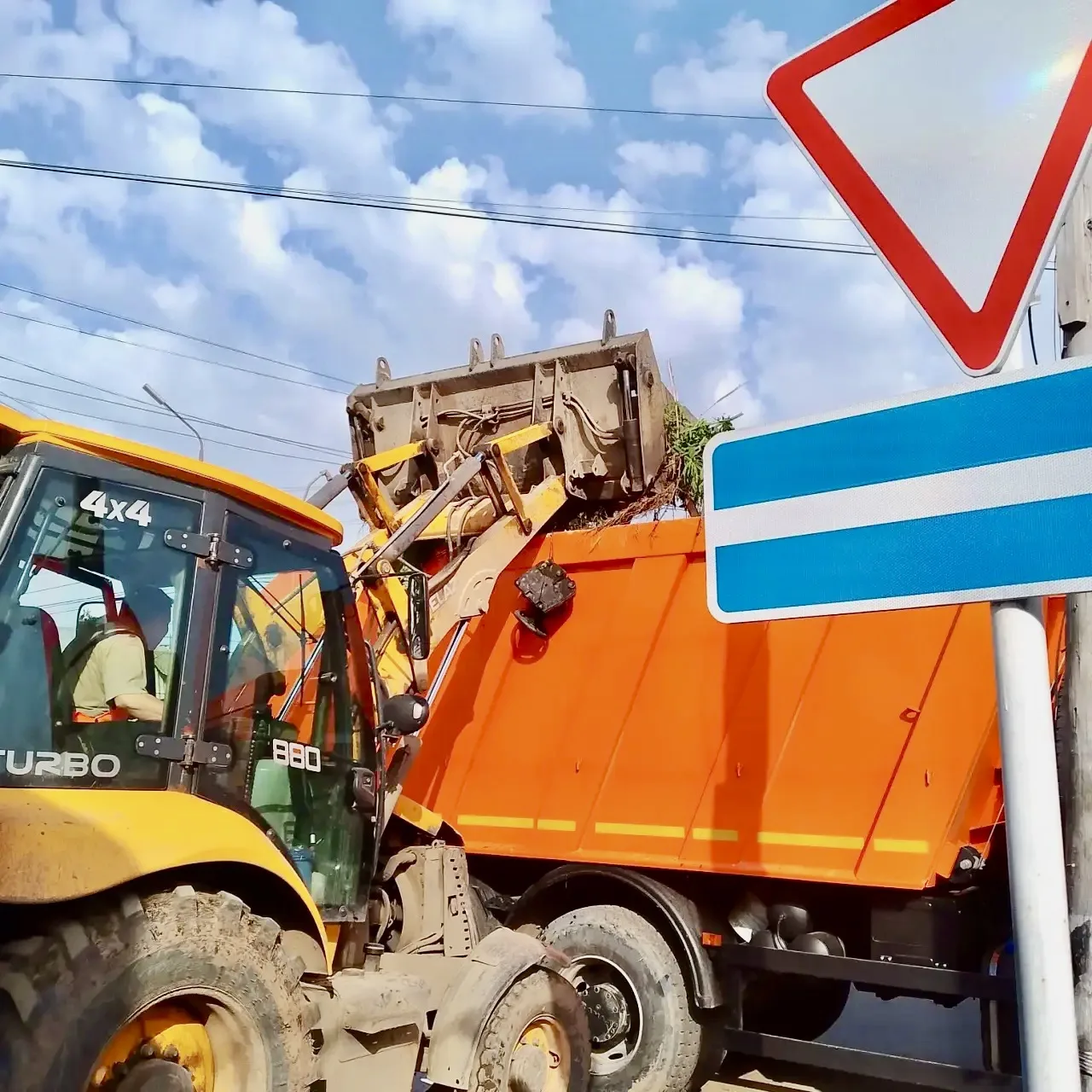 🪵Сотрудники МКУ «Городское хозяйство» в круглосуточном режиме проводят работы по вывоз...