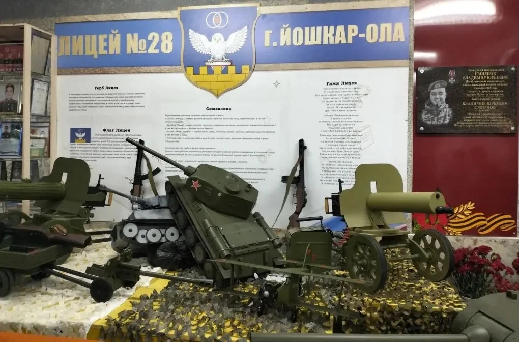 🔥 В преддверии Дня Победы 9 мая в фойе лицея оформлена выставка макетов военной техники!  🏆 Главная 