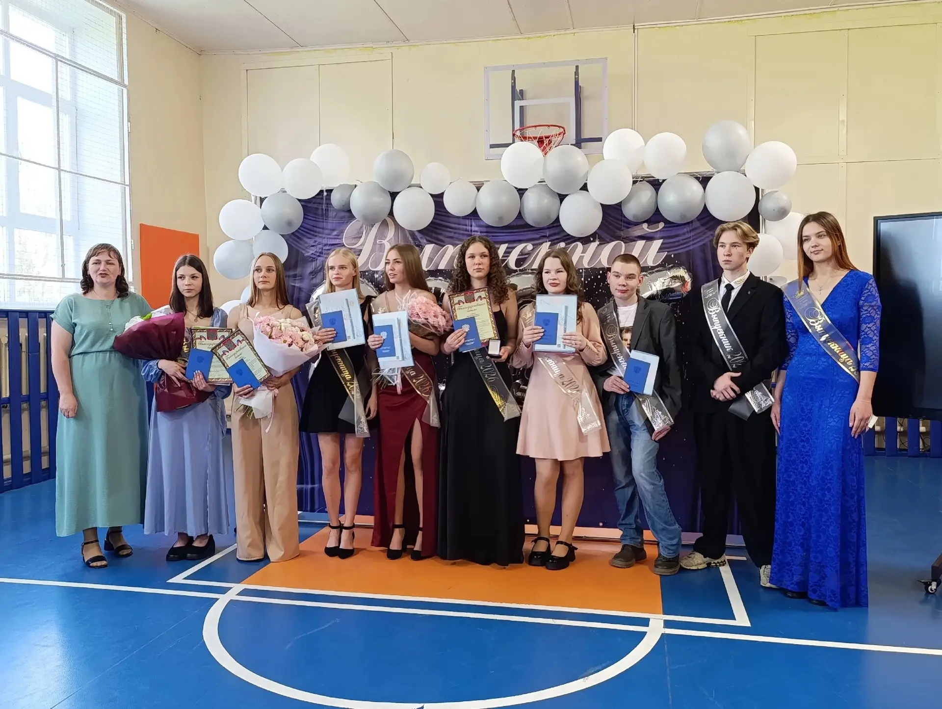 Вчера в нашей школе прошло важное событие — вручение аттестатов выпускникам 9 и 11 классов 🎓✨

Девя