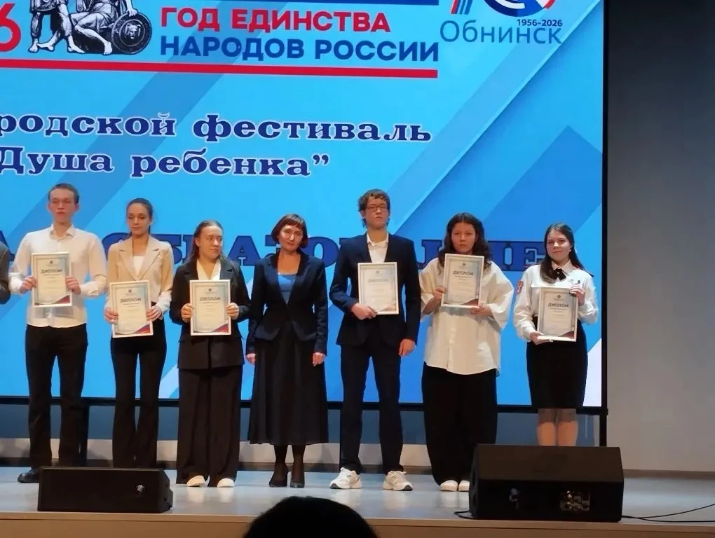 Переходим к номинации «Наука и образование», лауреатом которой стала ученица 11а класса Алина Азамов