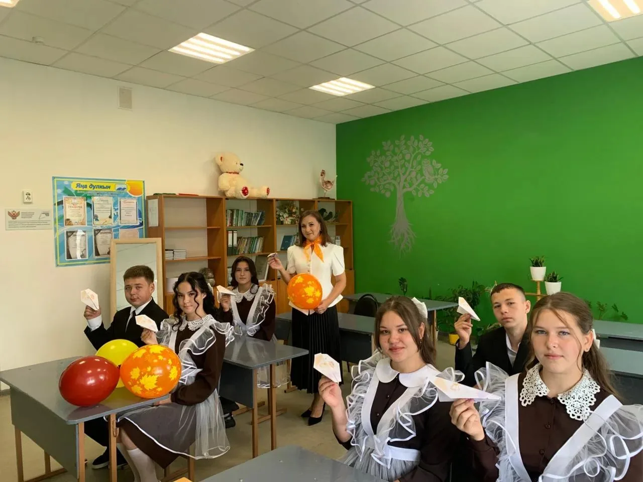 Сегодня,  в День знаний в нашей школе была проведена Всероссийская акция "Самолетик буд...