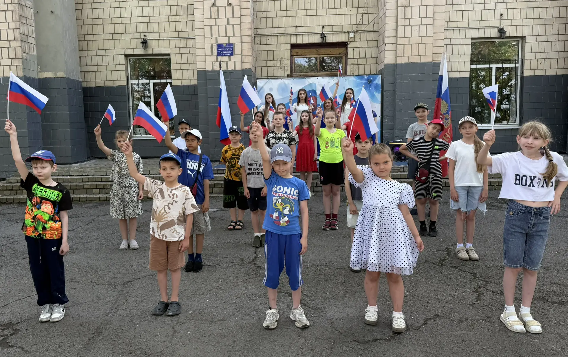 🇷🇺В преддверии Дня России  вожатые и воспитатели летней тематической площадки «Патриот» ГБОУ ЛНР «