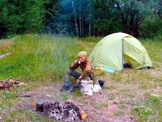Проснулась в палатке. Голова чистая, подмышки гладкие, легкий макияж, педикюр. И сразу рассвет встре