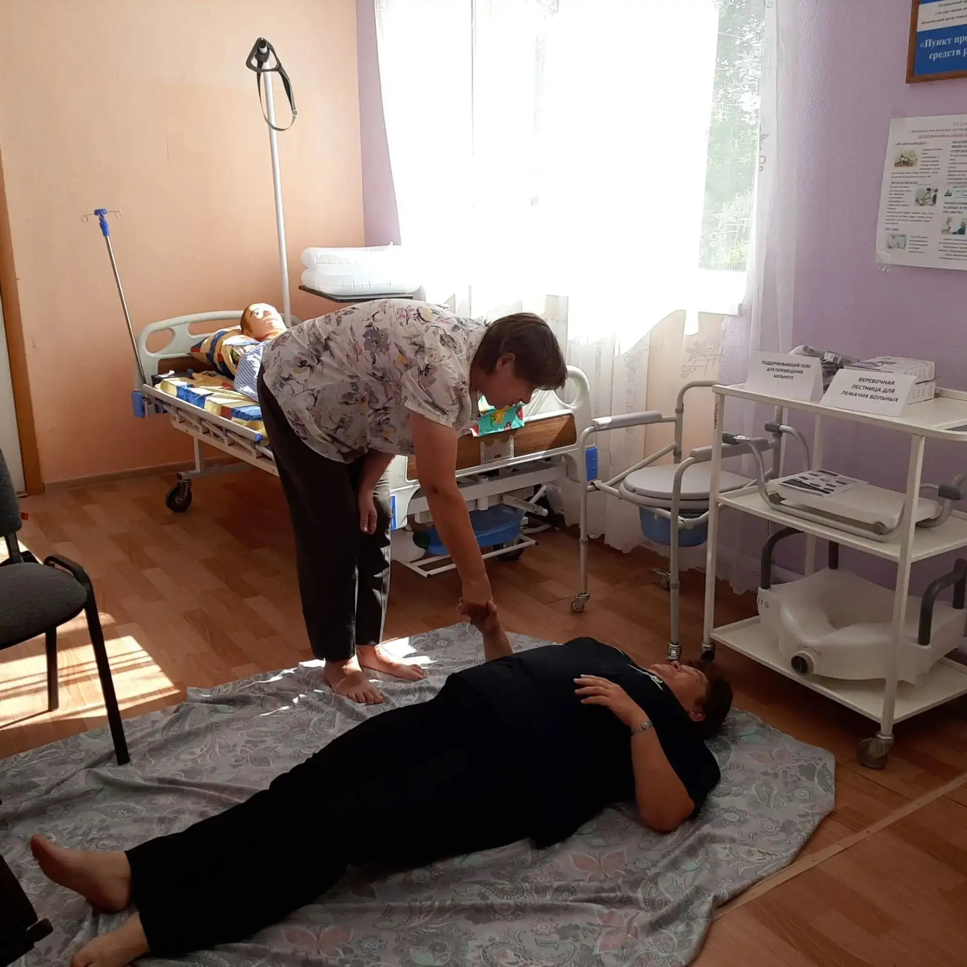Практическая тренировка в «Школе ухода»: как безопасно поднять подопечного с пола