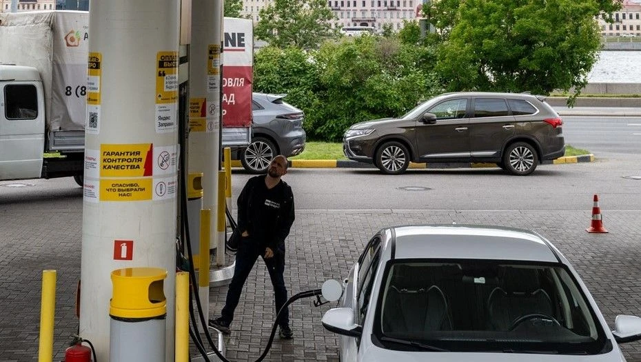Российские АЗС начали отменять ограничения на продажу бензина

В Москве и ряде регионов отдельные се