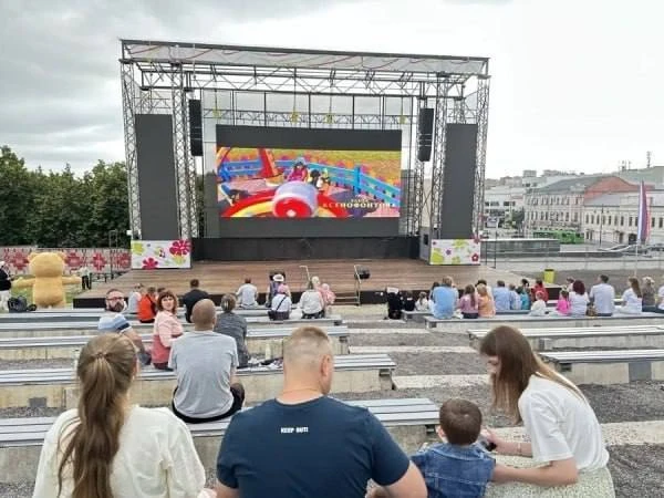 В Курске стартовал кинофестиваль под открытым небом.

Вчера в Курске открылся городской кинофестивал