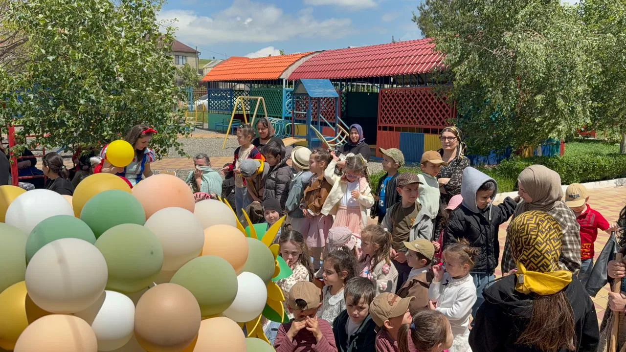 В Международный день защиты детей глава Сергокалинского района Арсен Магомедов посетил ...