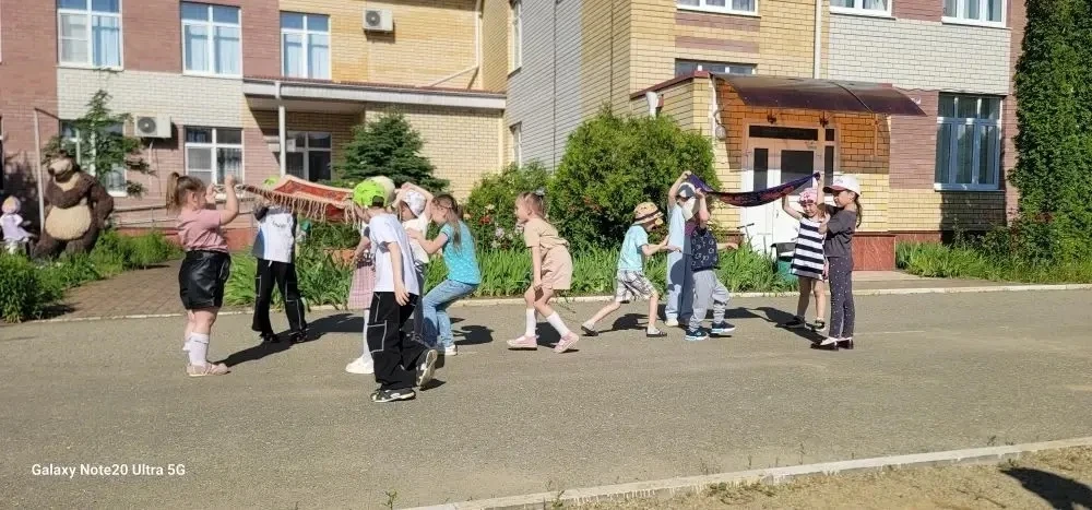 Что за чудо узор, 
Что за краски вокруг —  
Это поле, цветы,
 Словно солнечный луг
На посадском плат