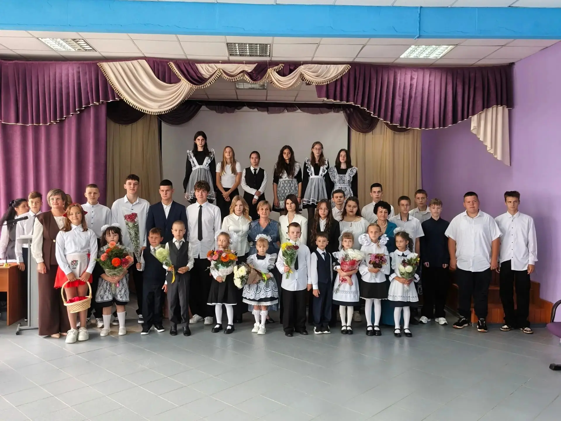 🎉 День знаний в Коммунаровской СОШ: каждый первоклассник позвонил в звонок! 🎉