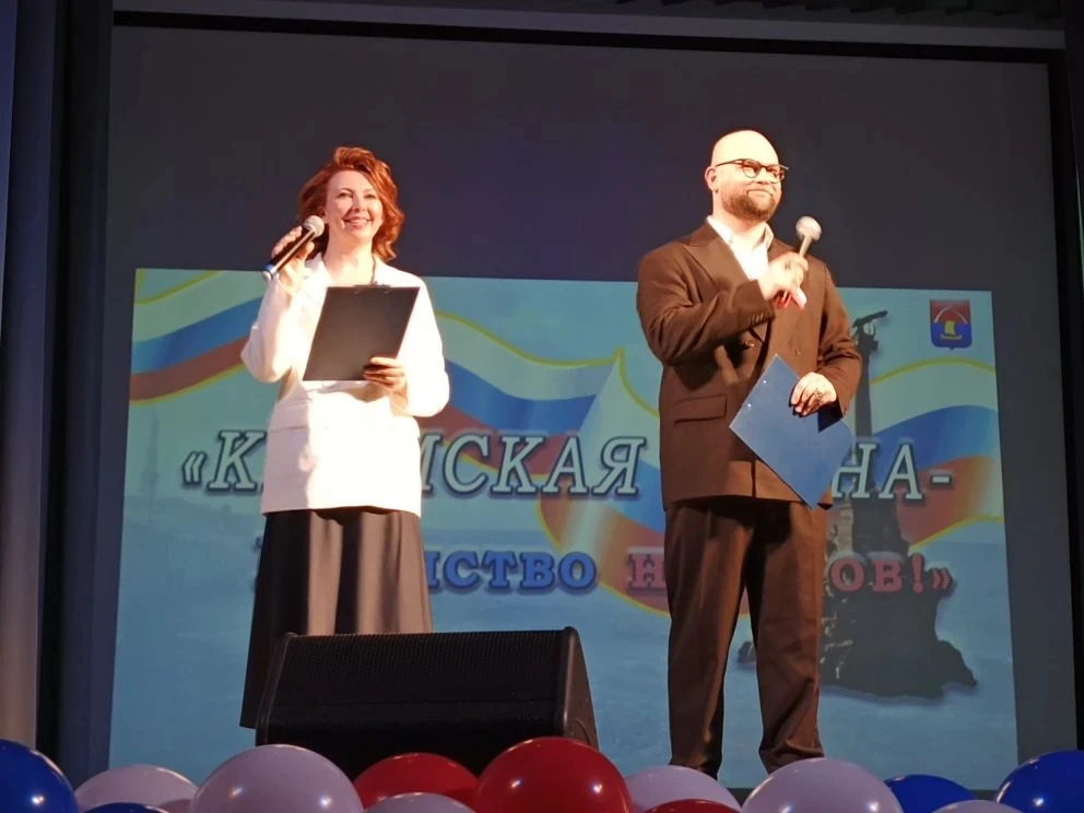 Ученицы нашей школы Екатерина Скиданова из 7 "В" класса и Алисия Дмитриева из 3 "Г" класса приняли у