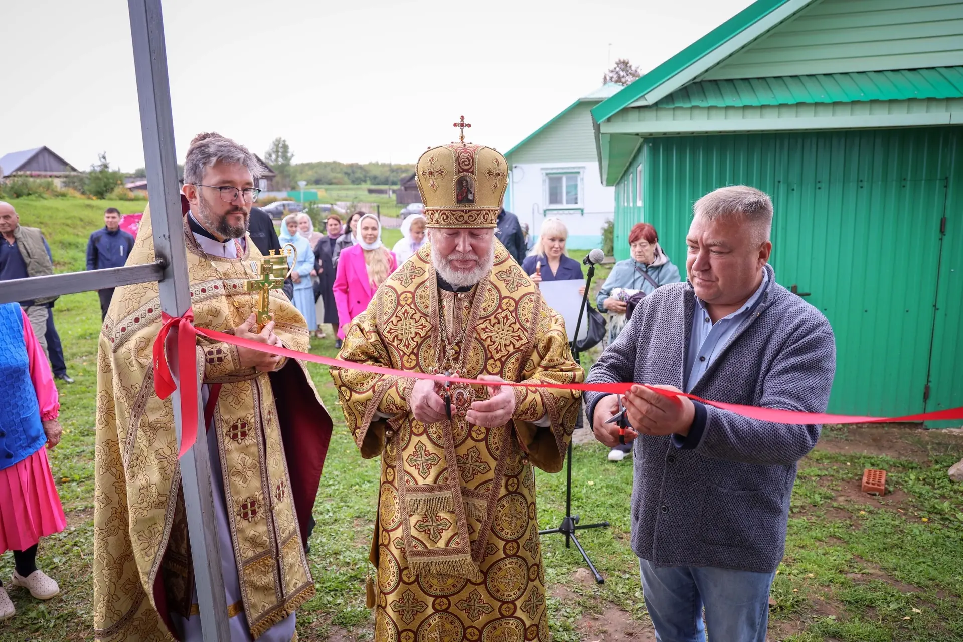 🕊 В бурановском Свято-Троицком храме совершена Литургия и освящён новый Дом милосердия